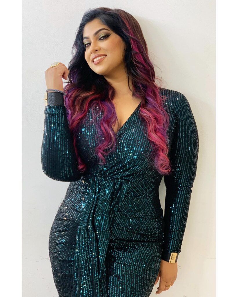 අපි අවුරුදු 13ක් යාළුවෙලා ඉඳලා කසාඳ බැඳලත් අවුරුදු 6ක් එකට හිටියා, නමුත් අපි හැමෝම මිනිස්සු-රයිනි චාරුකා (PHOTOS)