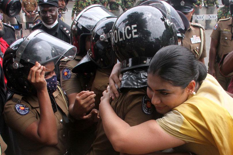 හිරුණිකා බදාගෙන කිස් කරනවට පොලිසිය කැමතිලු..හේතුවත් හෙළිවෙයි..